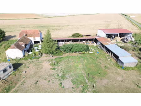 maison avec de nombreuses dépendances et 7576m ² de terrain.