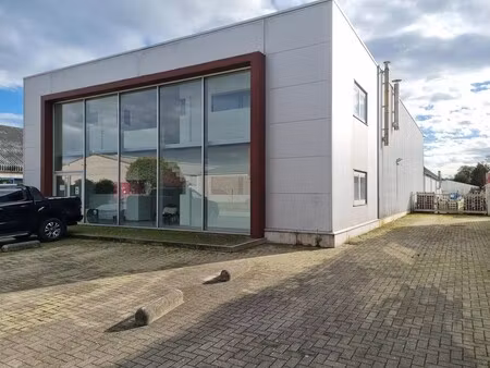 bedrijfshal met kantoor