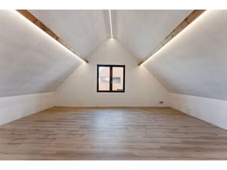 af te werken ruime woning (222m²) met 2 slaapkamers en tuin met tuinkamer op 6a 81ca te pa