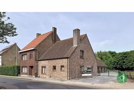 alleenstaande woning met naastliggend stuk bouwgrond en weide te eernegem