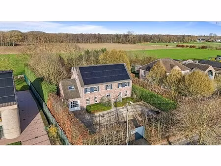 prachtig gelegen woning met veel potentieel