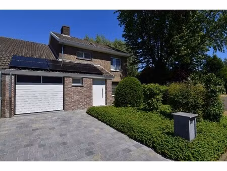 hob met 4 slaapkamers  tuin en een inpandige garage te koop in gullegem