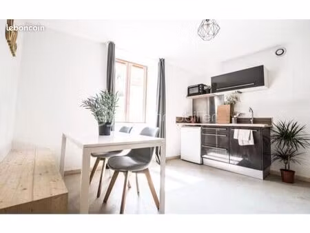 studio 1 pièce 80 m²