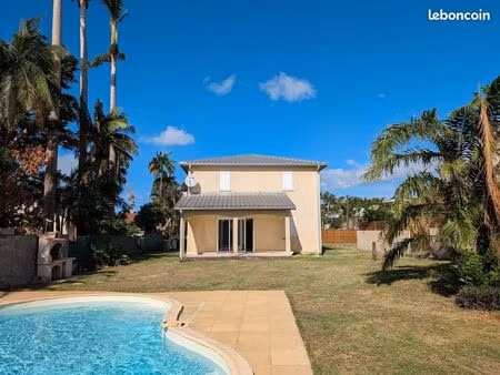 villa f5 avec piscine dans lotissement pavillonnaire