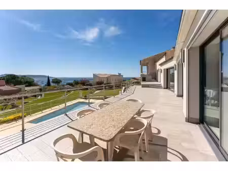 villa d'exception avec vue panoramique sur l'étang de thau