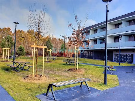 studio meublé avec place de parking privative.