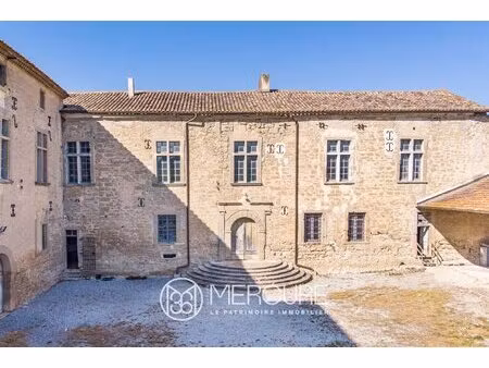 château médiéval restauré avec vue sur les pyrénées