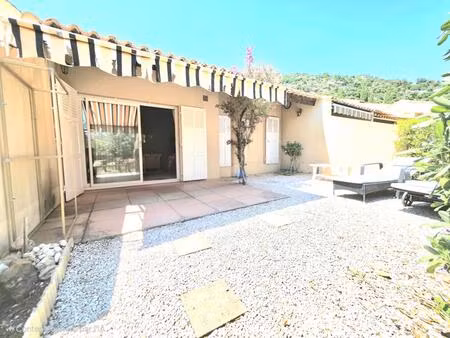 maison le lavandou 35 m2  piscine  terrasse face a la mer  parking  cellier