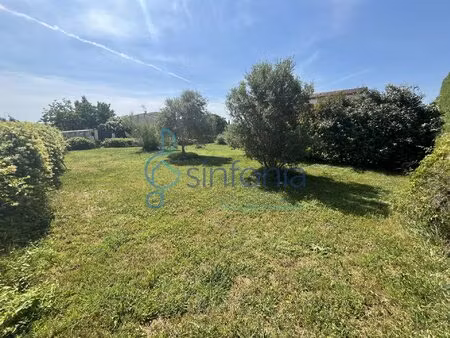 rare ! vente d'un terrain à bâtir plat et arboré de 500 m2 minimum. emprise au sol de 60..