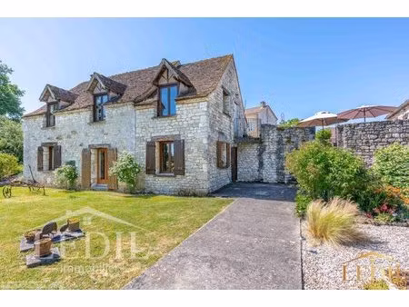 maison de village au calme avec vue  double garage et piscine