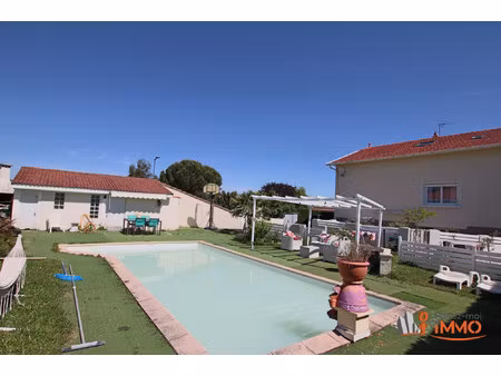 maison traditionnelle avec piscine