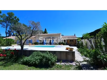maison provençale de plein pied avec piscine.