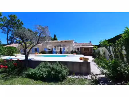 maison provençale de plein pied avec piscine.