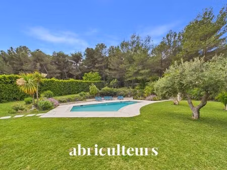 magnifique maison t8 de 233m² sur un terrain de 6700m² avec piscine à rognes 13840