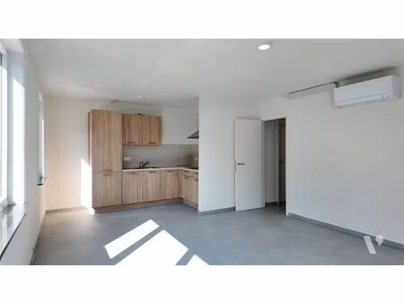 volledig vernieuwd appartement; 2 slaapkamers en garagebox