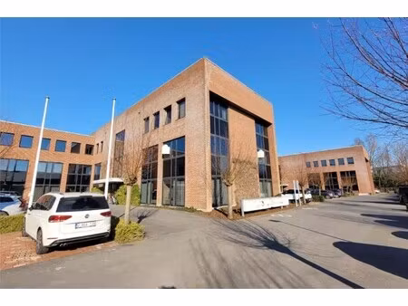 roeselare  stadsrand: vlot bereikbare zeer ruime open en lichtrijke kantoorruimte (172m2) 