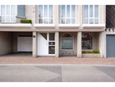 veelzijdig commercieel gelijkvloers in de dorpskern van zandhoven