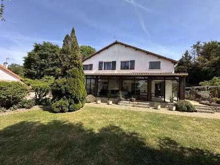 vente maison à bressuire (79300) : à vendre / 204m² bressuire