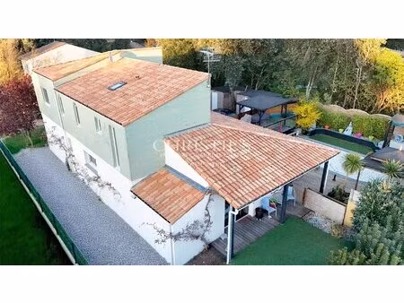 villa lumineuse avec piscine à meschers  proche plage et royan