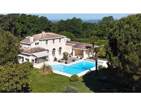 élégante villa avec piscine et prestations haut de gamme