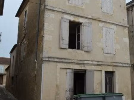 exclusivité: immeuble (maison à usage d'habitation avec garage et cour de 25m²) à rénover.