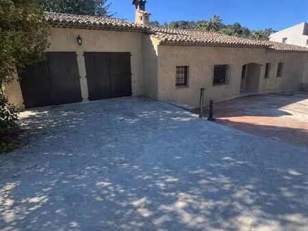 villa de plain pied individuelle avec grand terrain à valbonne