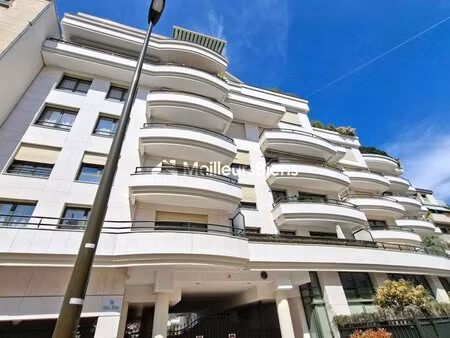 grand f2 parfait etat au soleil étage élevé deux balcons
