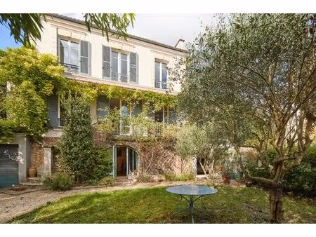 une jolie maison familiale avec jardin proche du parc de saint-cloud