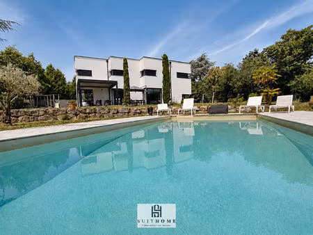 belle maison d'architecte au calme avec terrain plat de 1900 m2.