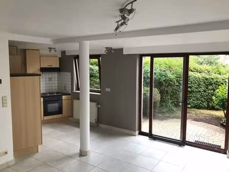 très agréable petit appartement lumineux avec jardin