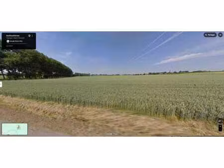 une belle et grande parcelle de terre en bordure de route