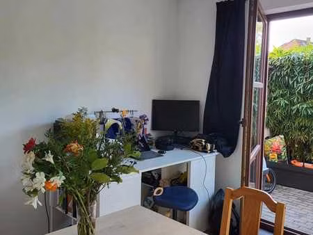 studio agréable et lumineux au rez avec terrasse plein sud.