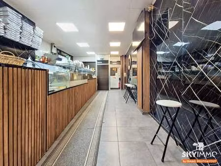 commerce ±200 m² avec arrière-bâtiment à aménager