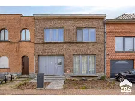 maison rénovée avec 3 chambres  vaste cave et jardin à lot!