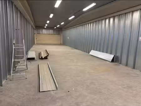 à louer : unité de 150 m² avec porte d'entrée