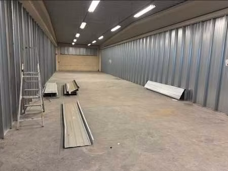 à louer : unité de 150 m² avec porte d'entrée