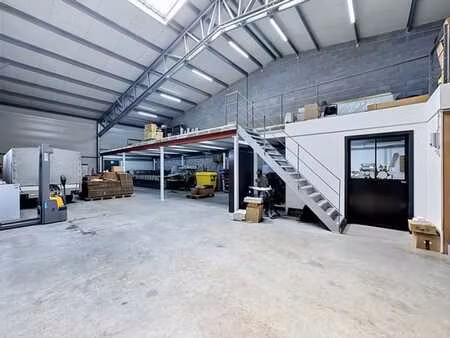 entrepôt avec espace bureau dans le zoning de biron !