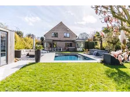 spacieuse propriété avec jardin paysager et piscine
