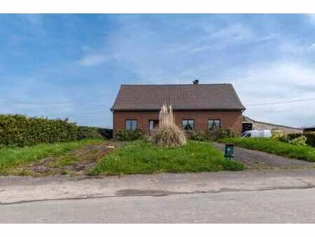 une ferme avec terrains  étables et hangar