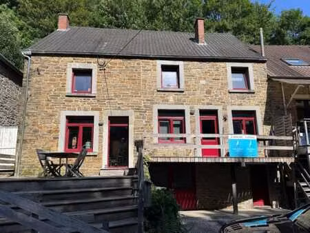 jolie maison en pierre dans un hameau calme et agréable.