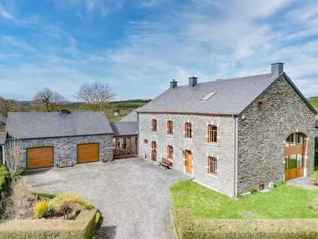 superbe villa en pierre naturelle avec piscine intérieure.