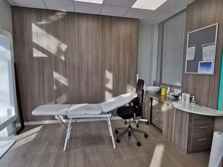 mise a disposition espace coworking : cabine table manucure ou bureau