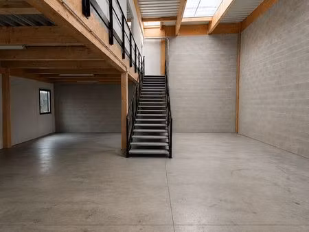 local d'activité 183 m² – grande hauteur  bureaux  cuisine équipée  climatisation et porte