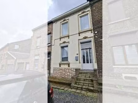 maison d'habitation avec jardin et grand garage séparé