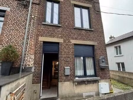 jolie maison d'habitation avec terrasse et jardin