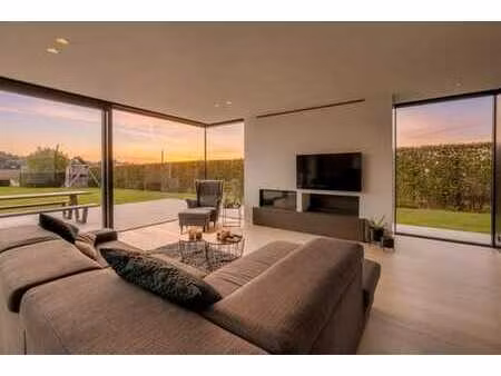 maison moderne avec vue dégagée et confort contemporain