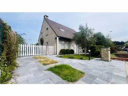 superbe villa 5 chambres avec jardin et garage à découvrir !