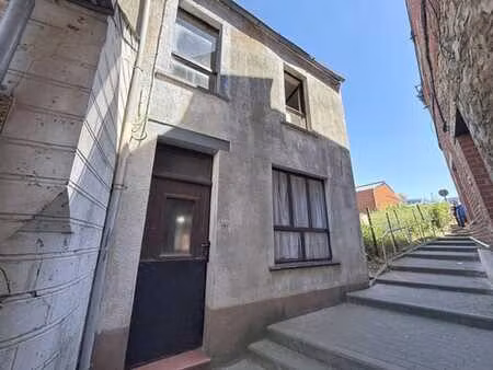 maison à rénover avec une petite cour