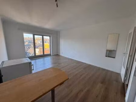 studio lumineux avec balcon