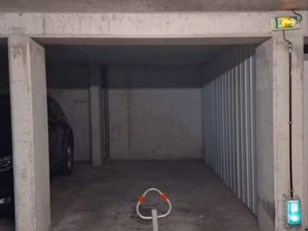 parking voiture et deux roues